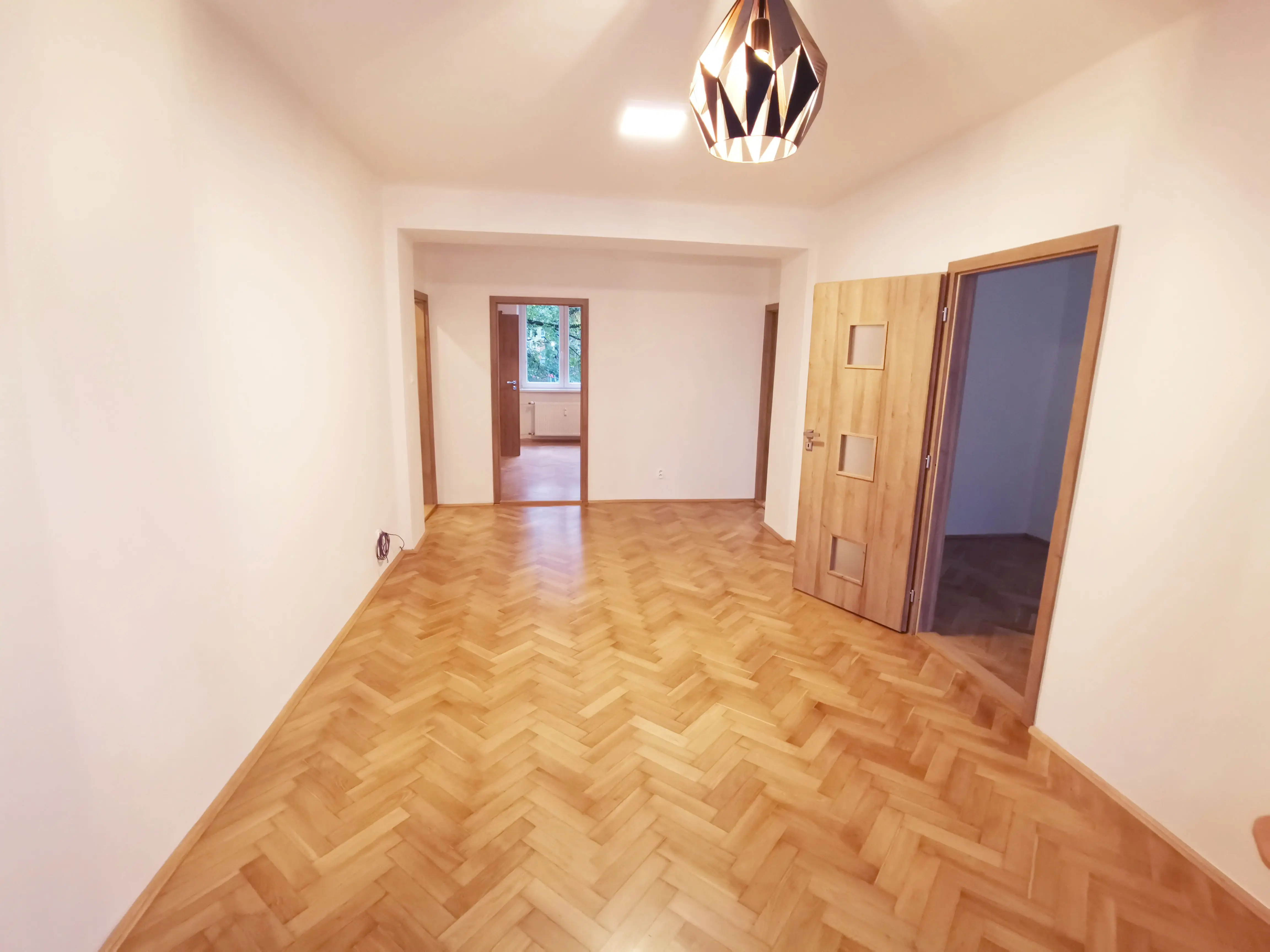 Na prenájom 4 izbový byt po kompletnej rekonštrukcii, Vodárenská