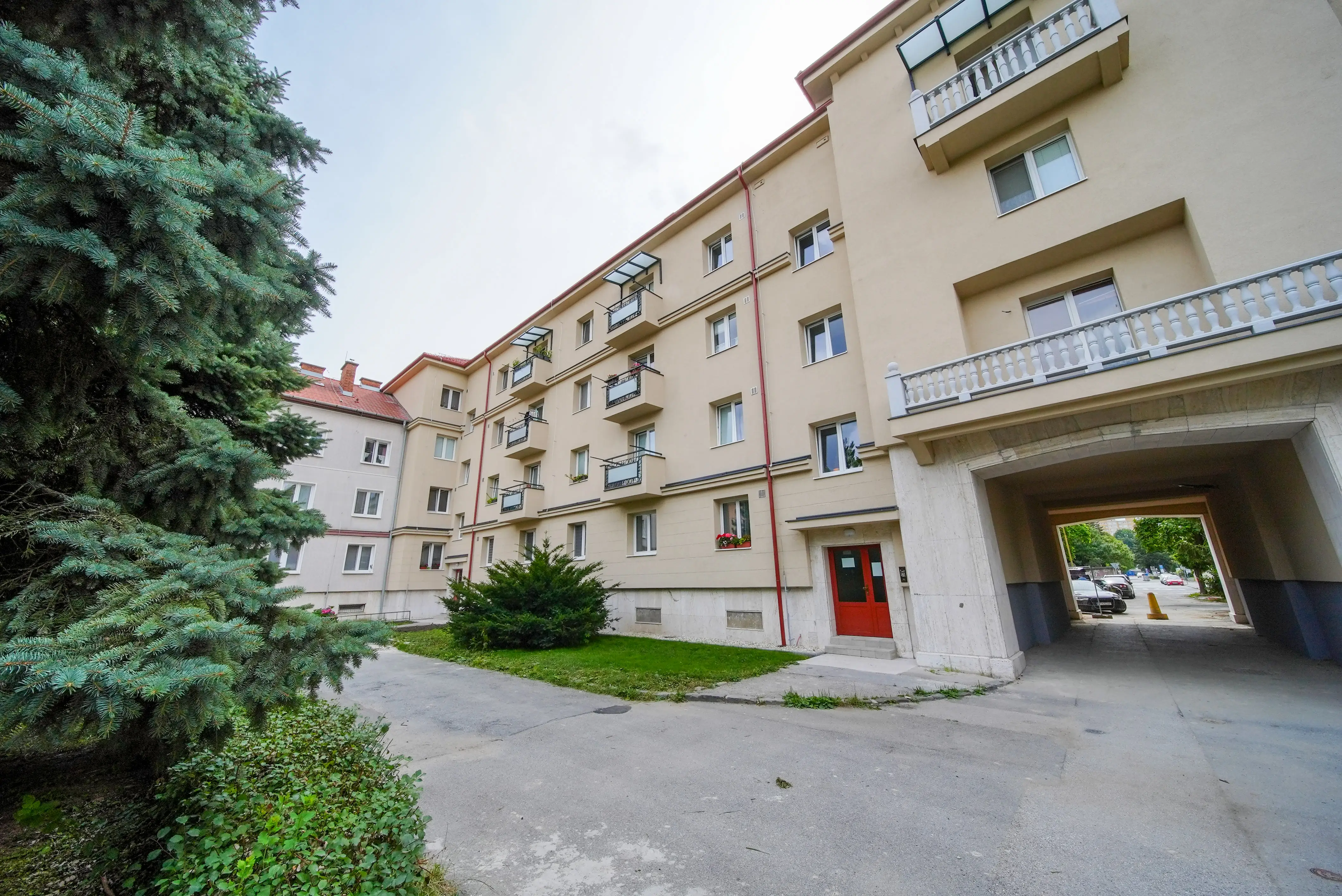 Na predaj 2 izbový byt, Pasteurovo nám, 10 min. od centra, Košice -JUH