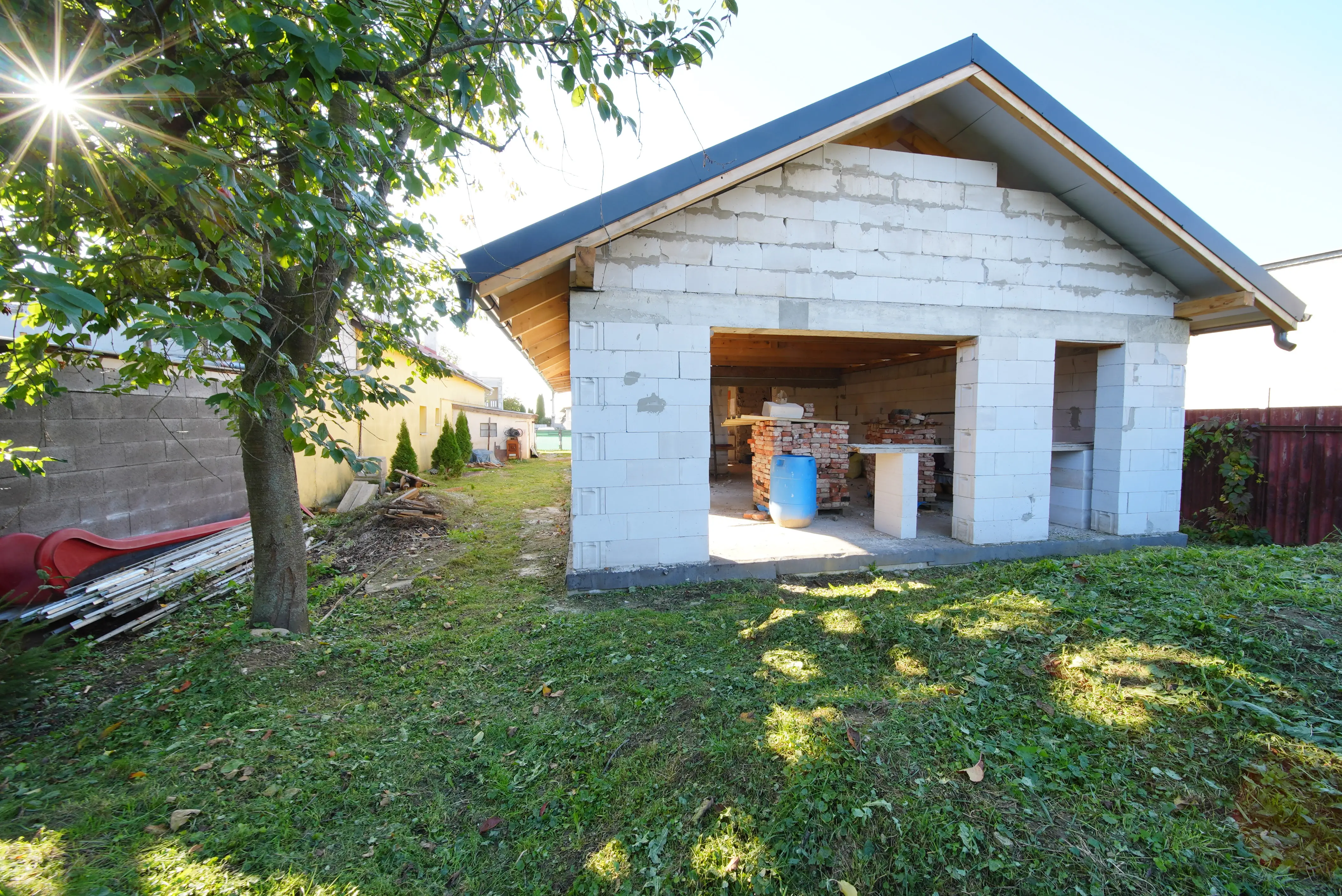 Rozostavaný priestranný 4 izbový RD na predaj, 1234 m2 pozemok , Kokšov-Bakša