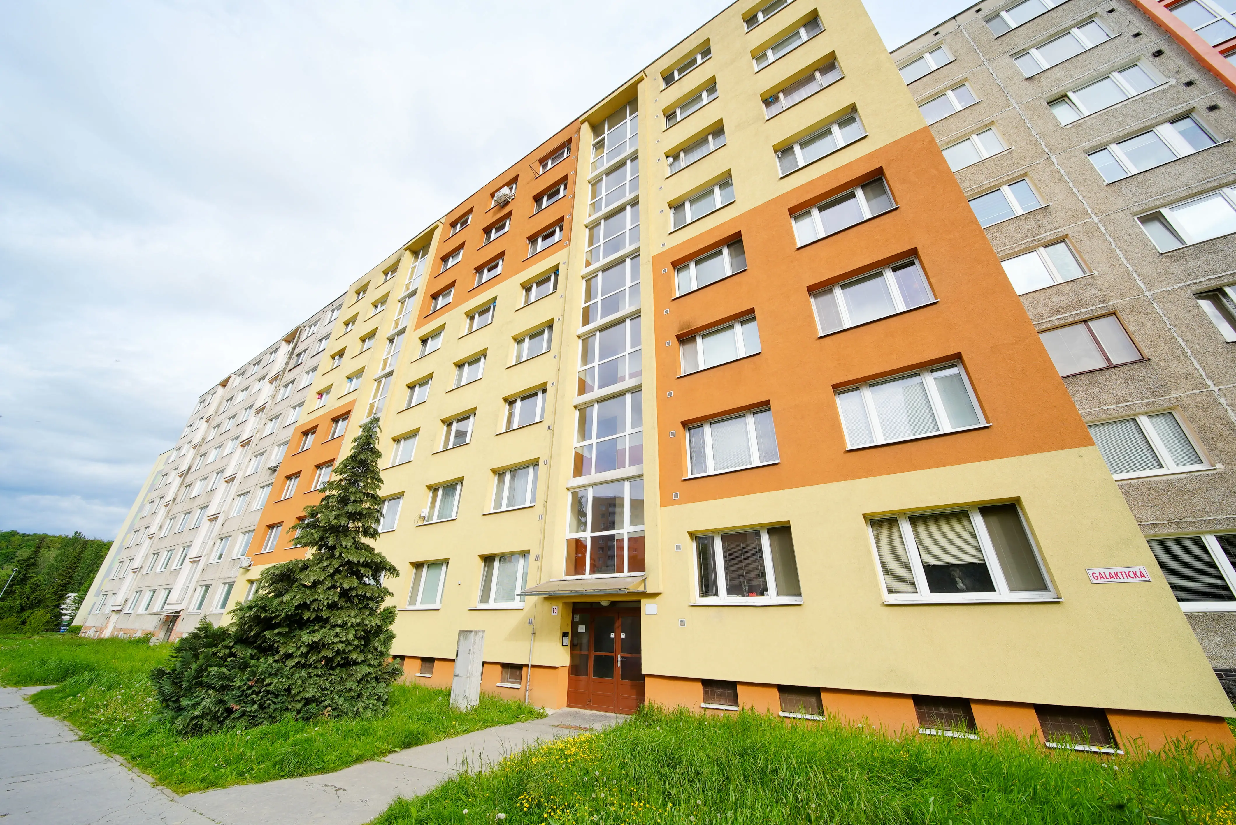 REZERVOVANÉ  Na predaj 2 izbový byt o výmere 52 m2 na ul. Galaktická, Nad jazerom