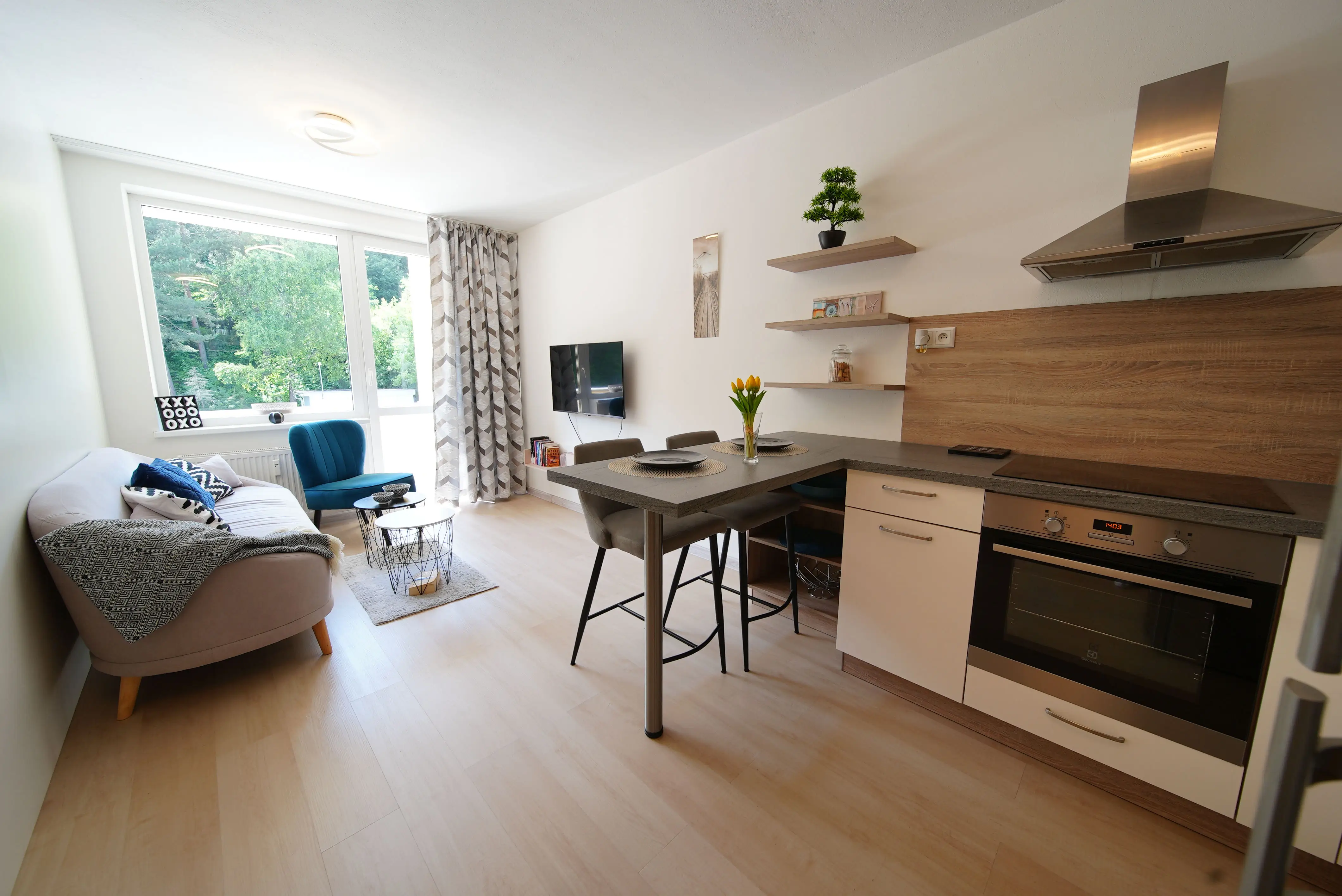 Na predaj ZARIADENÝ 1,5 izb. byt, 34 m2, loggia, Popradská 68, Západ + parkovanie 10000 EUR