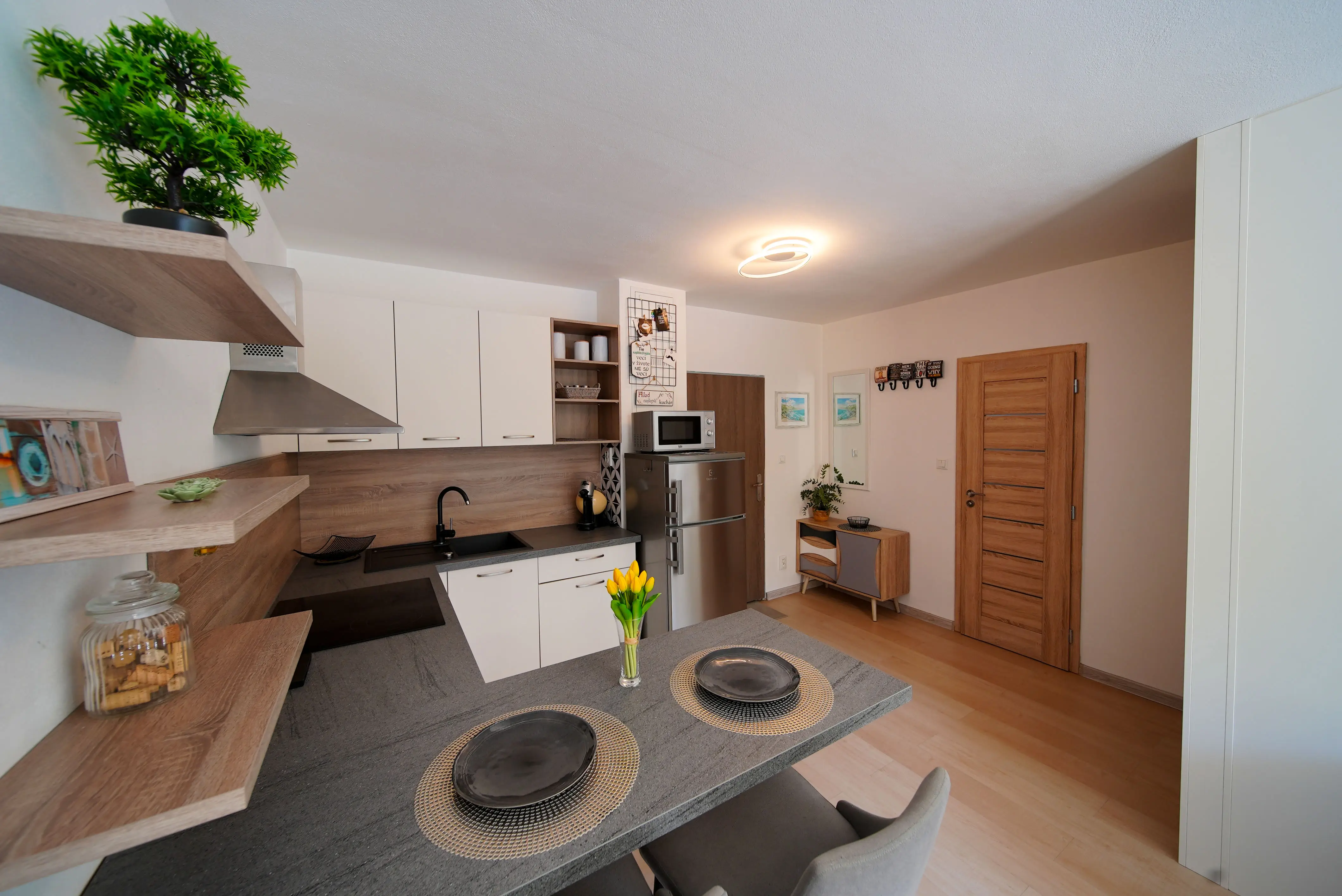 Na predaj ZARIADENÝ 1,5 izb. byt, 34 m2, loggia, Popradská 68, Západ + parkovanie 10000 EUR