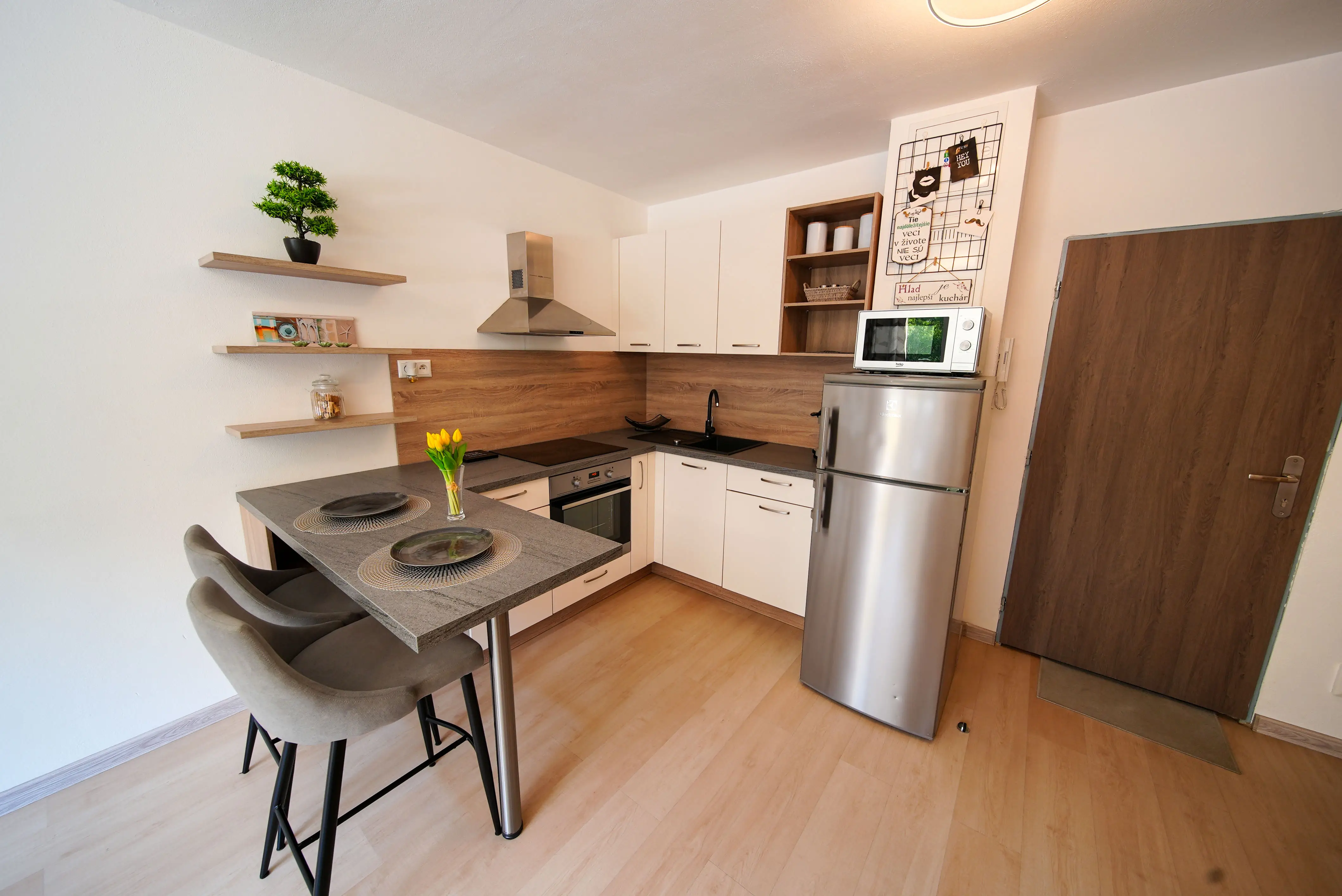 Na predaj ZARIADENÝ 1,5 izb. byt, 34 m2, loggia, Popradská 68, Západ + parkovanie 10000 EUR