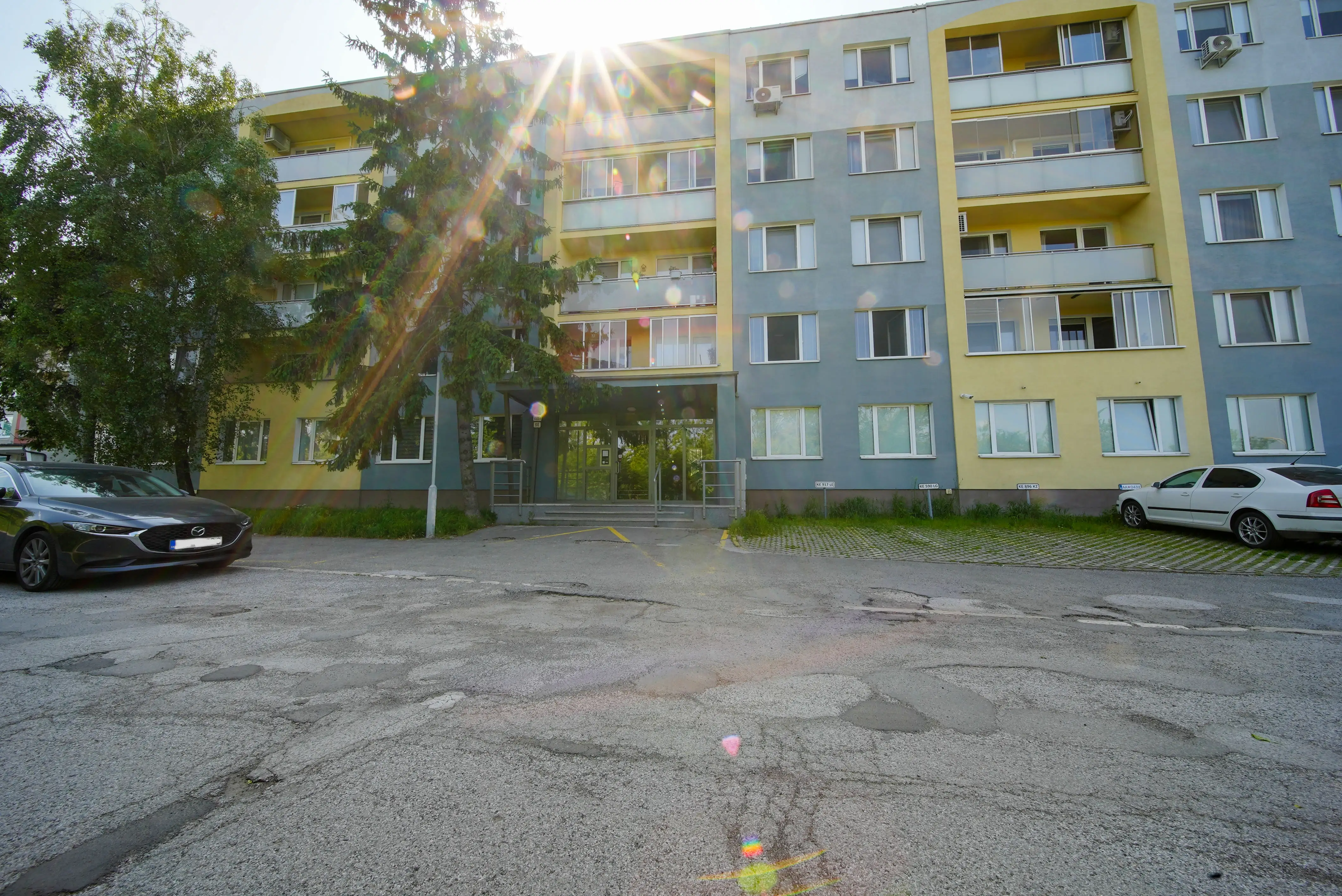 Na predaj ZARIADENÝ 1,5 izb. byt, 34 m2, loggia, Popradská 68, Západ + parkovanie 10000 EUR