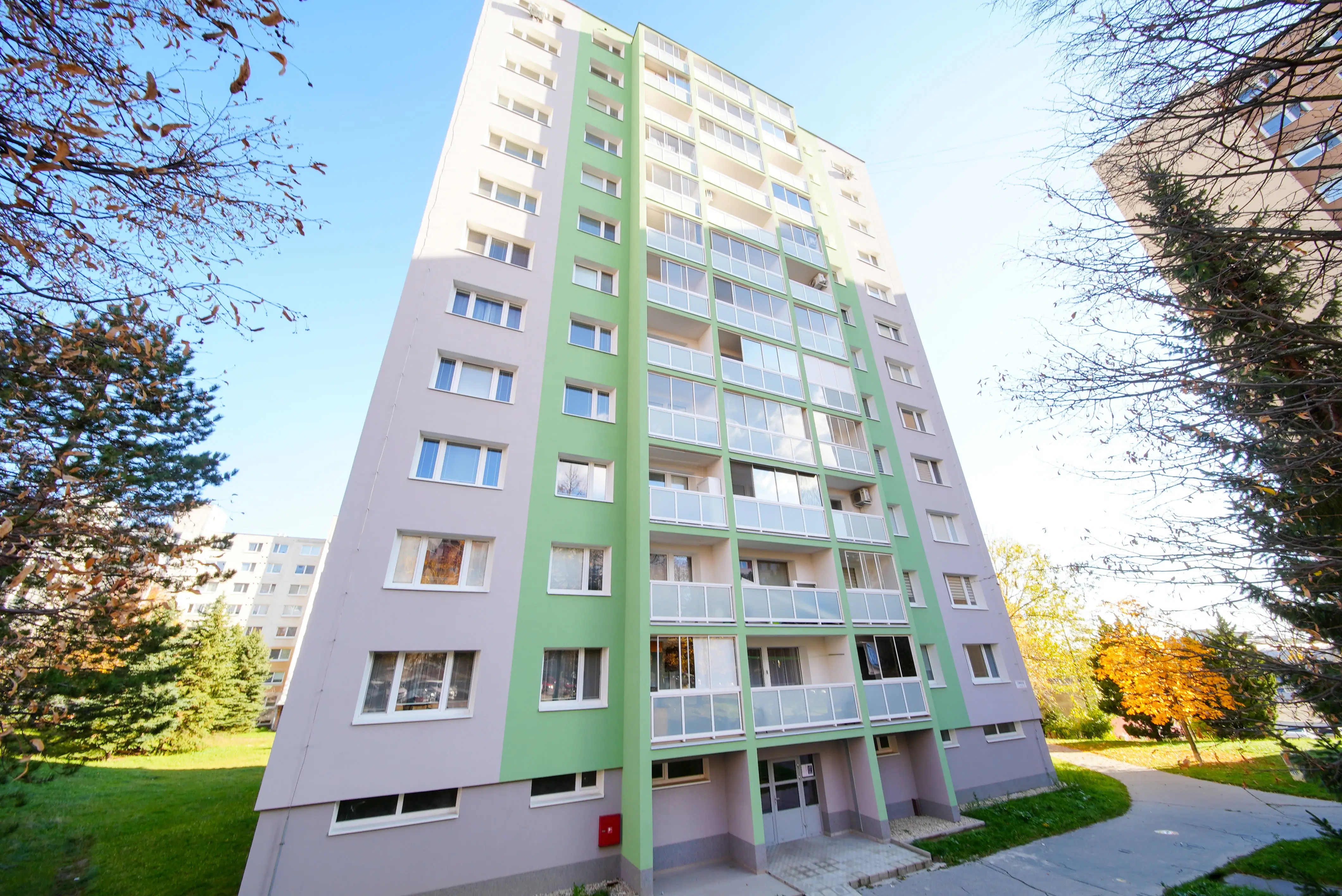 Na predaj 3 izbový byt (77 m²) na 12. p. – KVP, ZOMBOVA