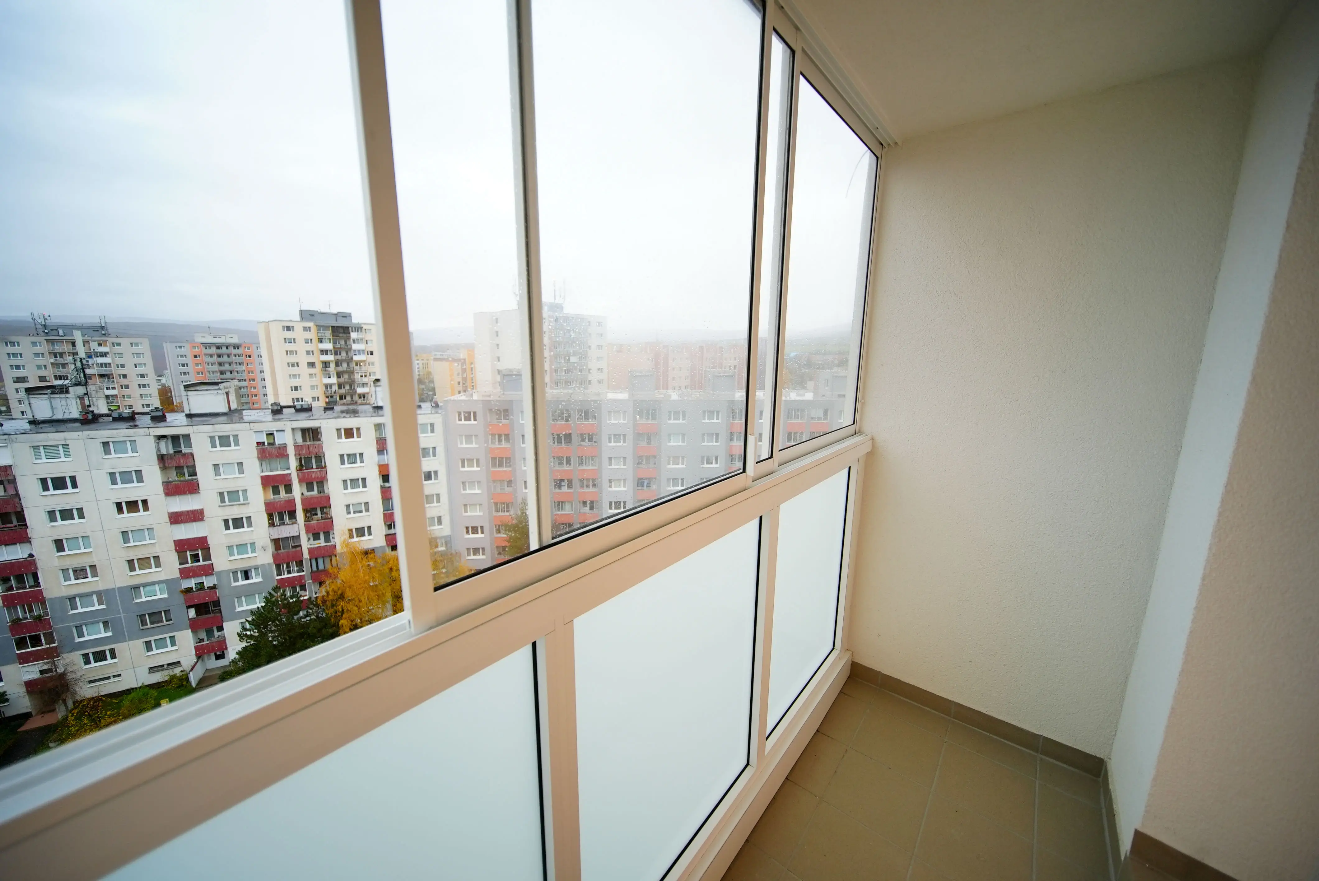 Na predaj 3 izbový byt (77 m²) na 12. p. – KVP, ZOMBOVA