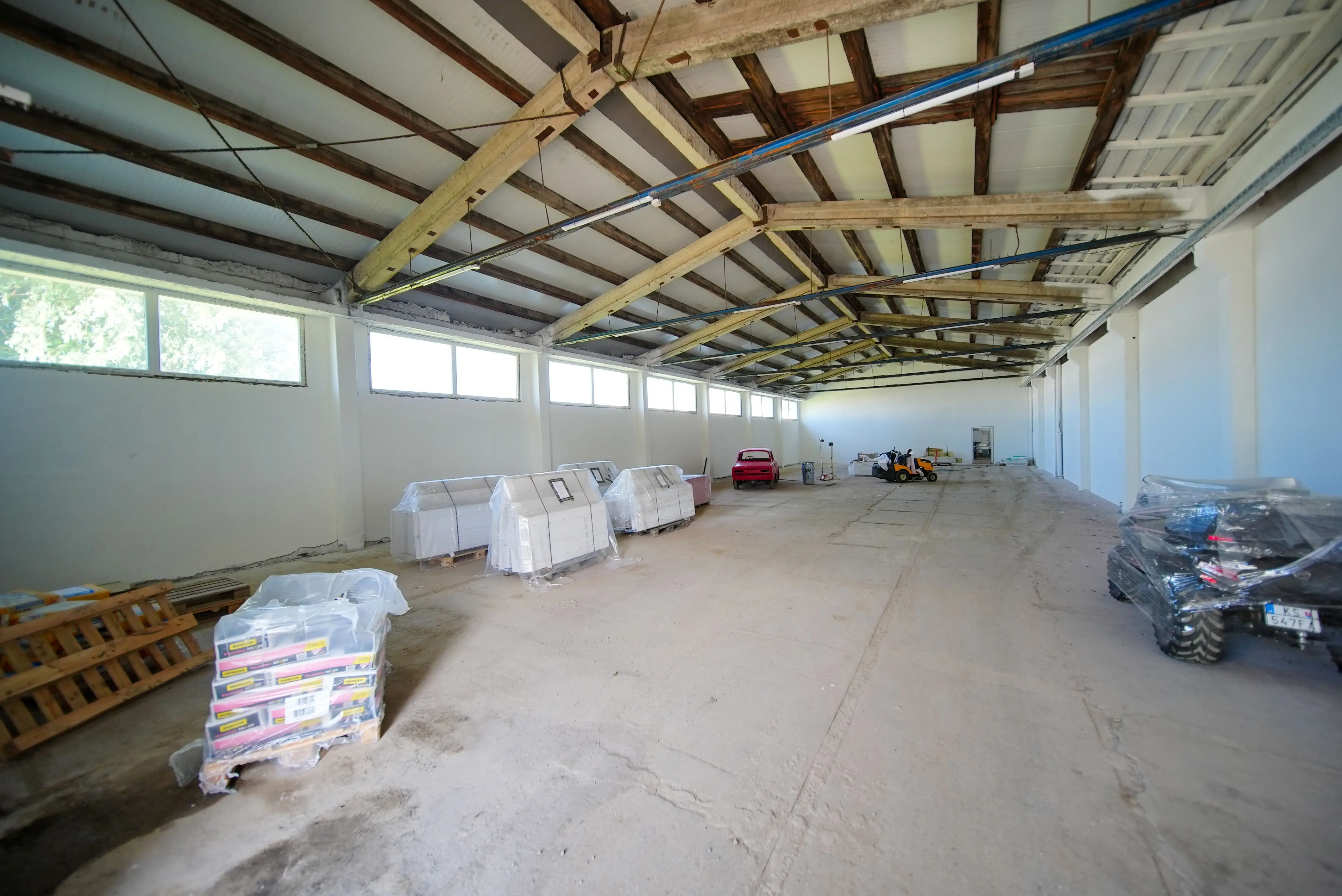 Prenájom skladových / výrobných priestorov – 400 m², Byster