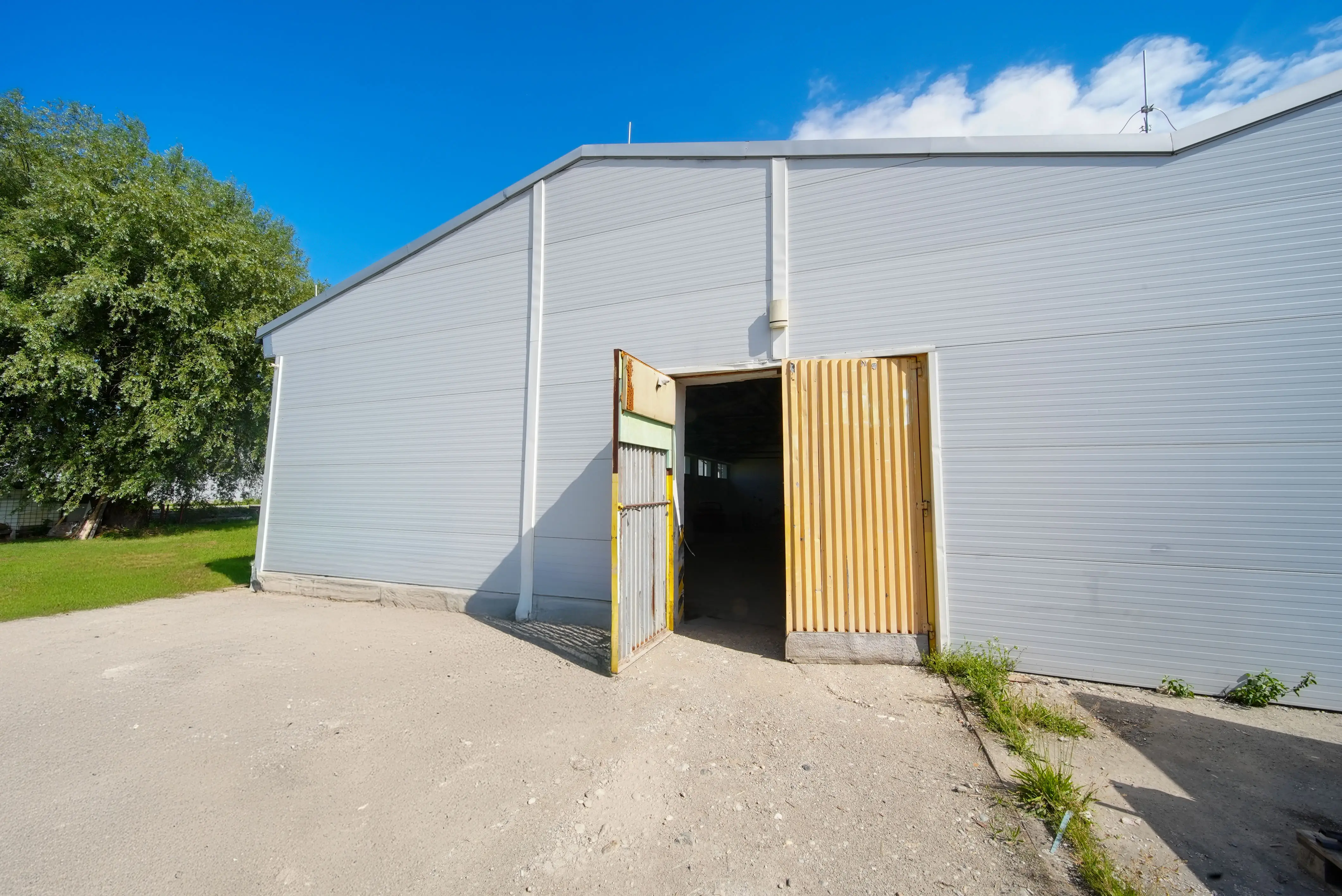 Prenájom skladových / výrobných priestorov – 400 m², Byster
