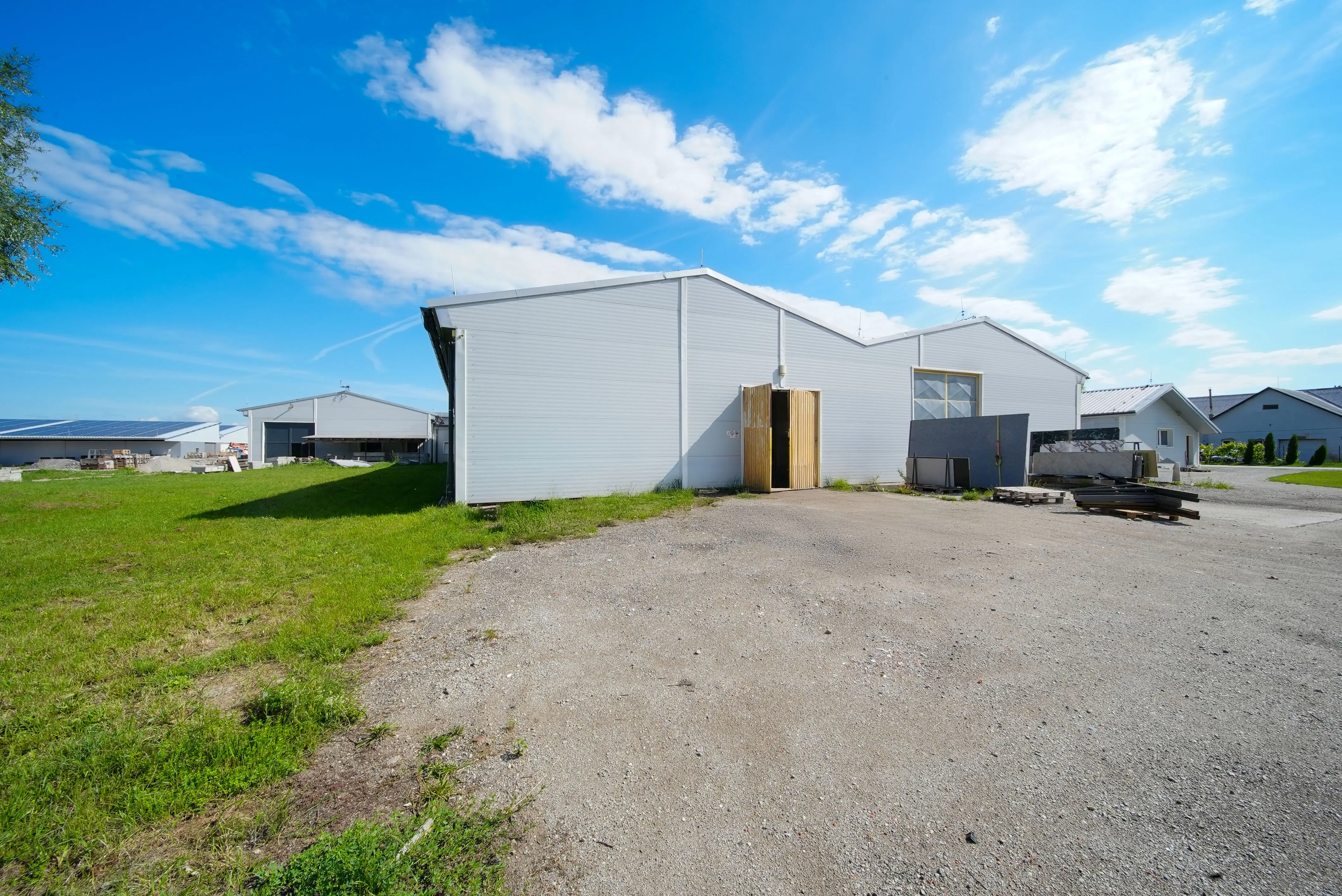 Prenájom skladových / výrobných priestorov – 400 m², Byster