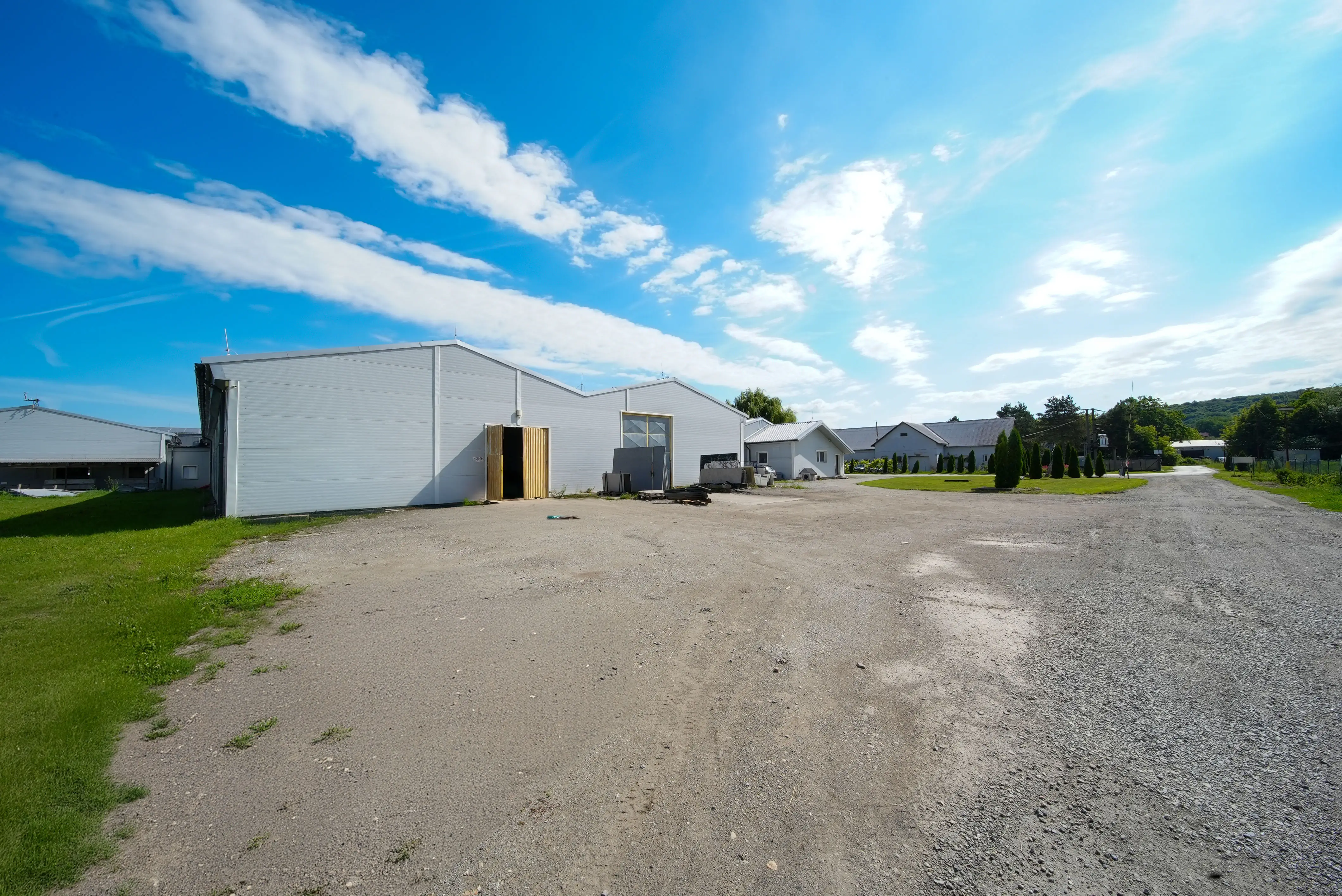 Prenájom skladových / výrobných priestorov – 400 m², Byster