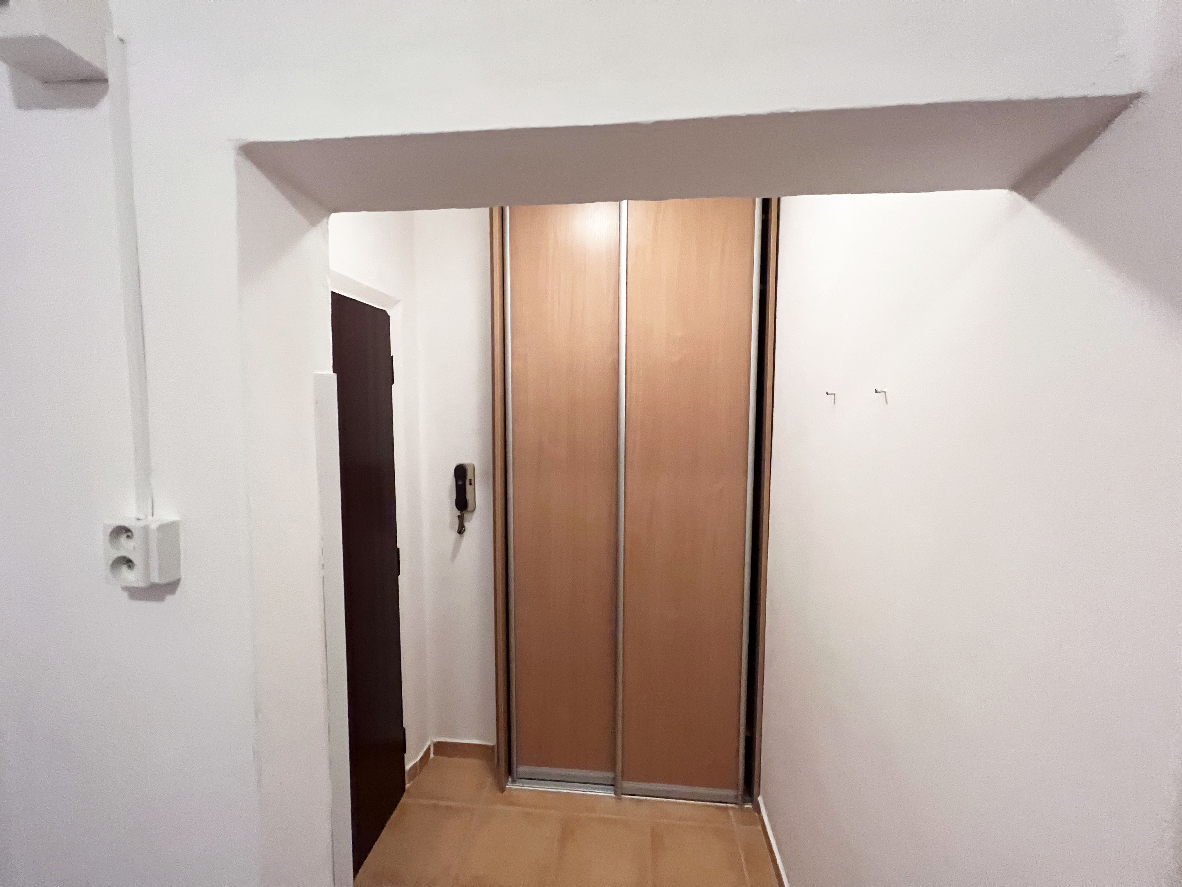 PREDANÉ - na predaj 1 izbový byt, 40m2 + loggia, Mudroňova, JUH