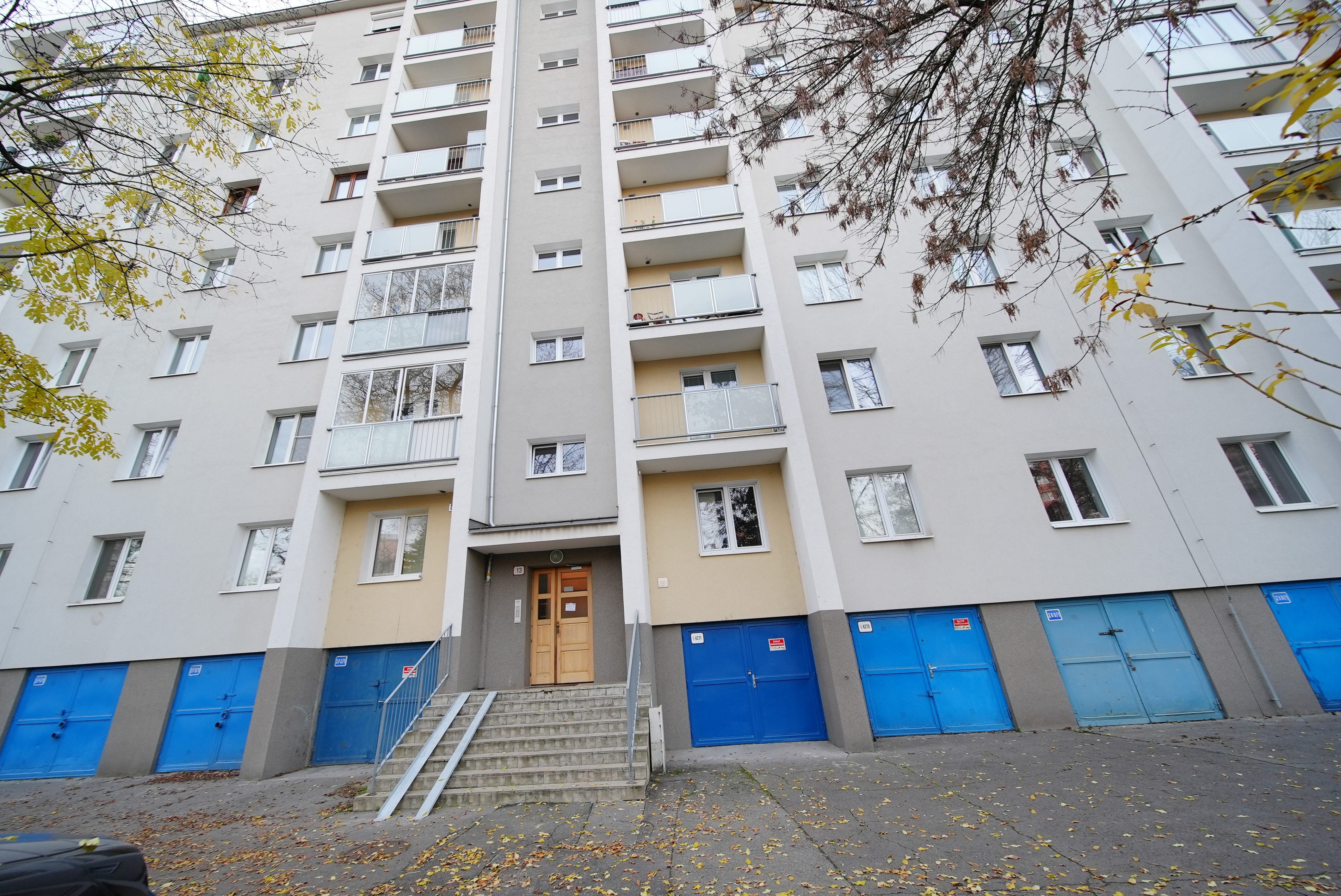 PREDANÉ 3 izbový TEHLOVÝ byt, s 2 loggiami, Tatranská - Staré mesto