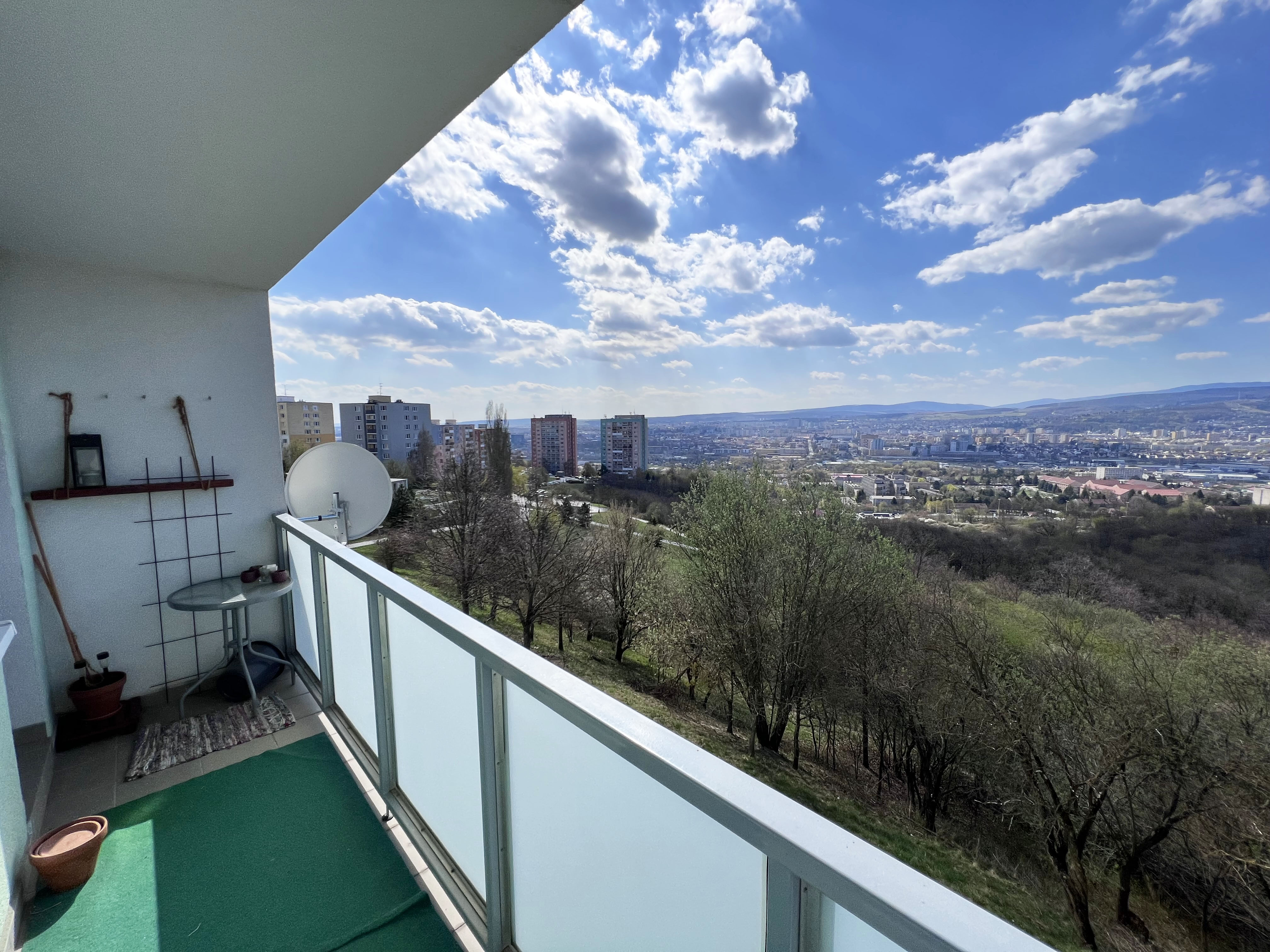 PREDANÉ - Na predaj 1 izbový byt s pekným výhľadom, 43 m2, Jaltská