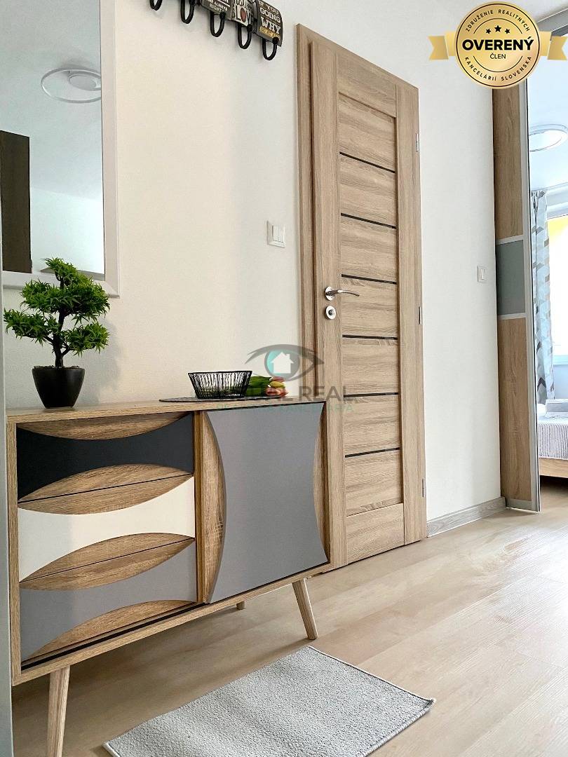 Na predaj ZARIADENÝ 1,5 izb. byt, 34 m2, loggia, Popradská 68, Západ + parkovanie 10000 EUR